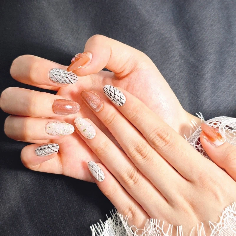 10 Stück handgefertigte Nägel zum Aufdrücken, braune Glasperlen, Katzenauge, künstliche Nägel, oval, goldfarben, glitzernde Nagelkunst, gezogene Netzlinien, Tragen der Rüstung