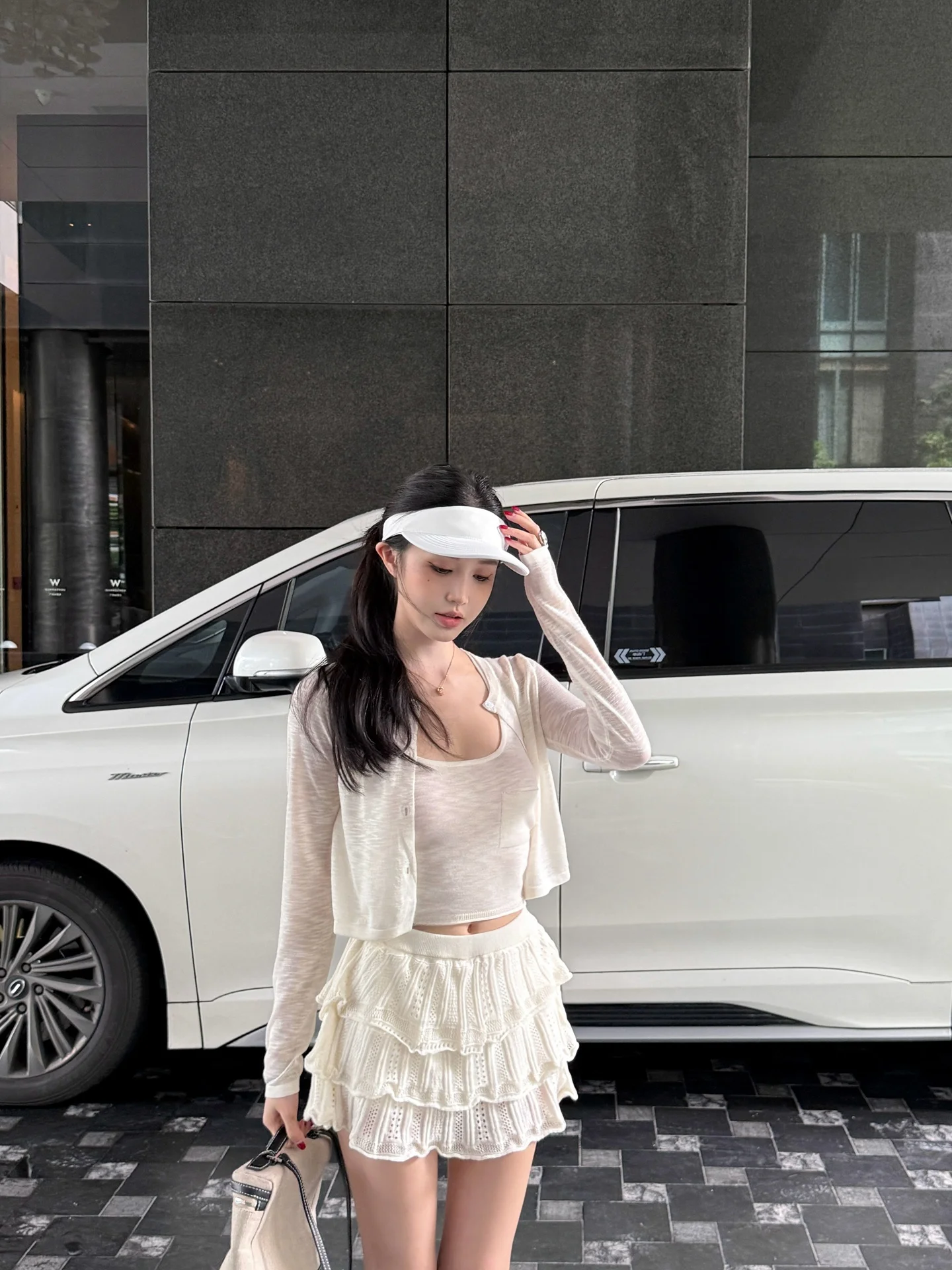 

Комплект из мягкой трикотажной футболки с юбкой на крючках. Женский летний белый свитер с кондиционером и ремешком. Солнцезащитный крем.