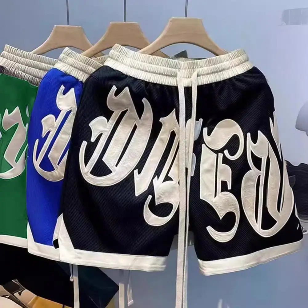 Shorts de bloco colorido masculino, com letras estampadas com bolsos elásticos na cintura, moda casual praia, férias de verão