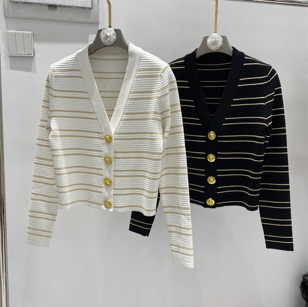 Ensemble deux pièces pour femme : camisole à épaules dénudées avec rayures dorées et détails à lacets, veste légère assortie, tenue d'automne