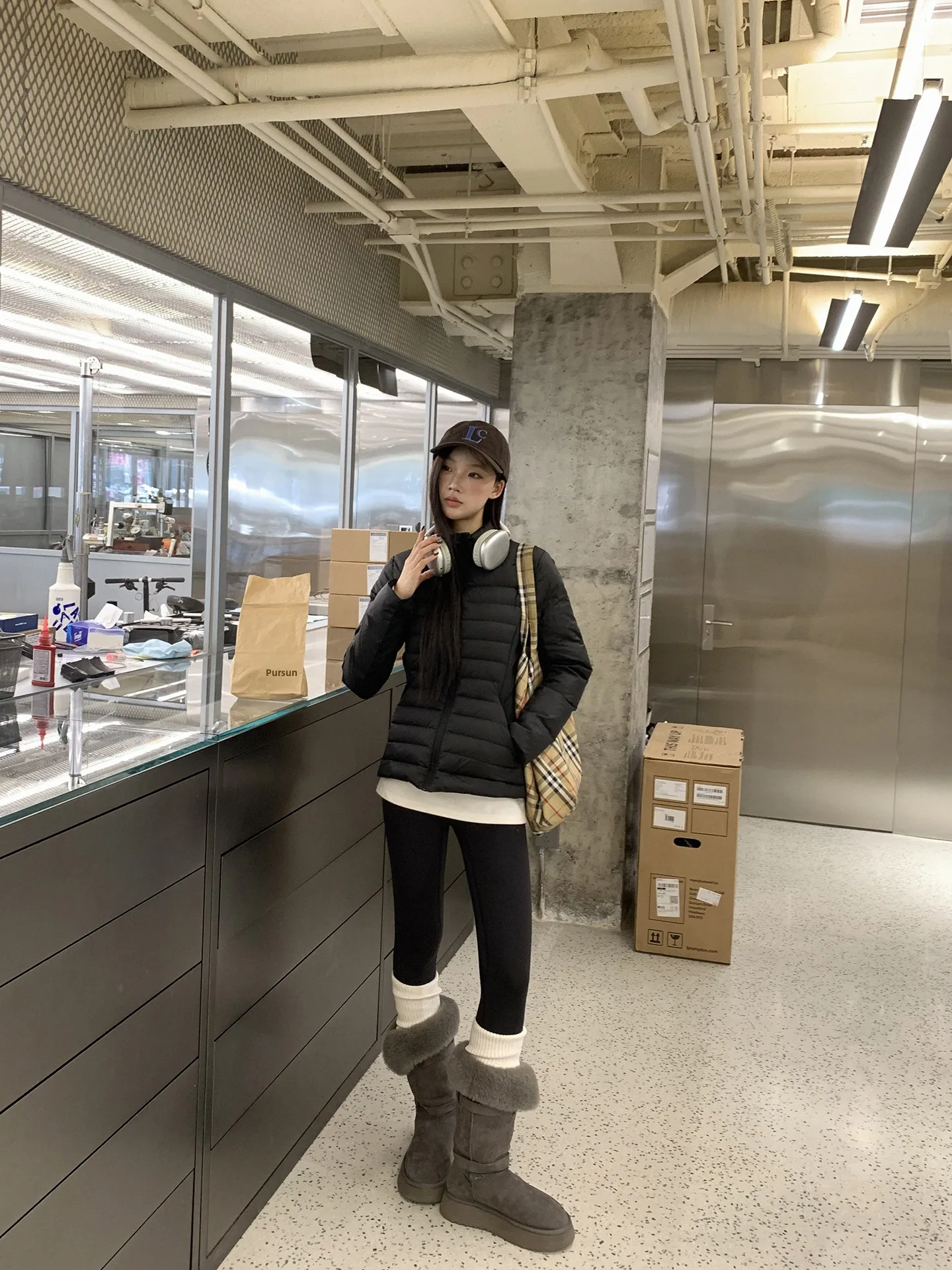 

Легкая женская зимняя куртка-пуховик, новинка, с внутренней подкладкой, красивая черная, 90% белый пух, модель G Sle