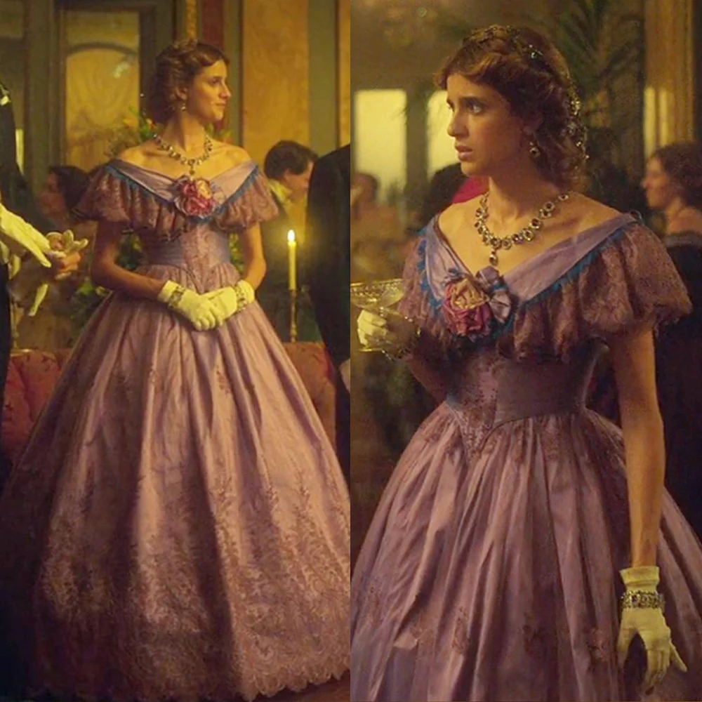 فستان Il Gattopardo Princess Concetta فستان أرجواني بدون أكتاف 1860s للأميرة الفيكتورية وحفلات الشاي وحفلات السهرة والحفلات الراقصة