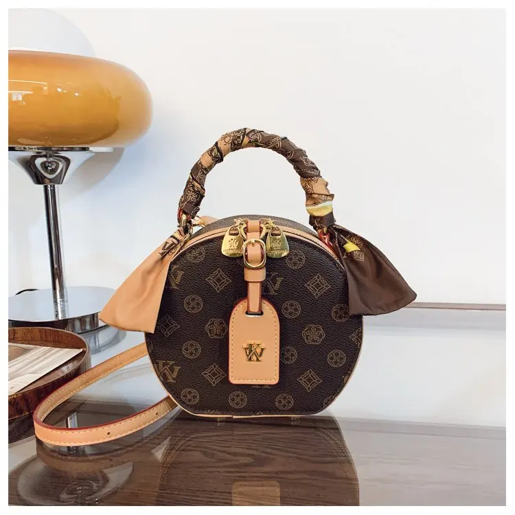 

Minimalist Crossbody Underarm Bag, Sleek Silhouette, Detachable Shoulder Strap, Polished Accents, Everyday Essential, New 2026