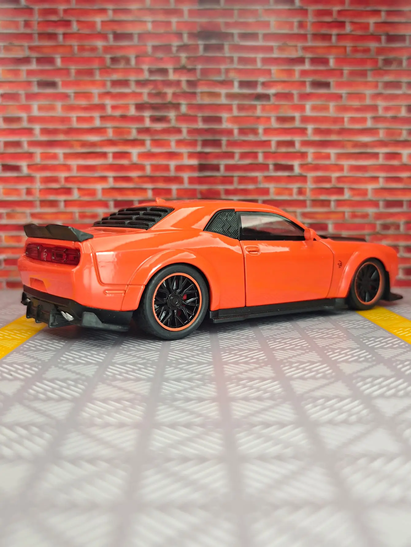 1:32 simulación Dodge Hellcat SRT puertas de modelo de coche de aleación modificada y maletero del capó del motor se puede abrir tiene sonido y iluminación