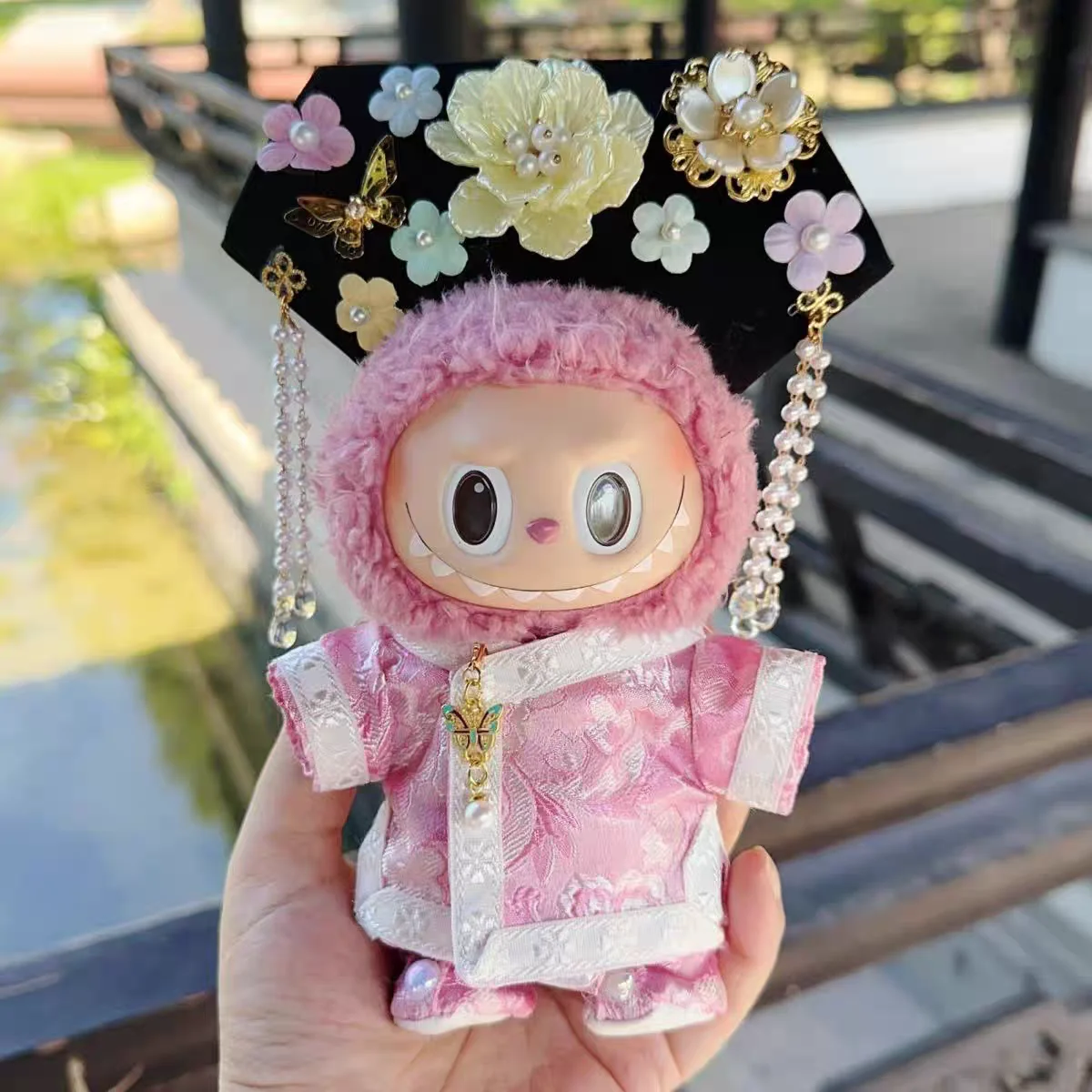 

For 17cm Labubu New Chinese Style Cheongsam Gege Dress with Headpiece Outfit for Doll reference