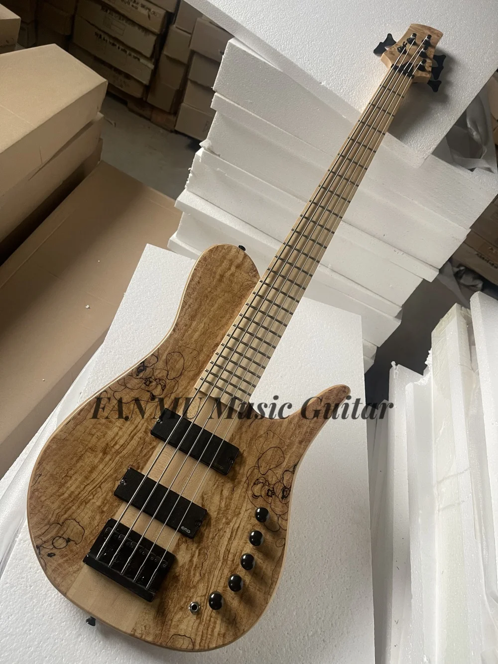 

5 strings natural bass, black fixed bridge, maple neck through ASH wood body, Burl maple top, active battery, factory custom