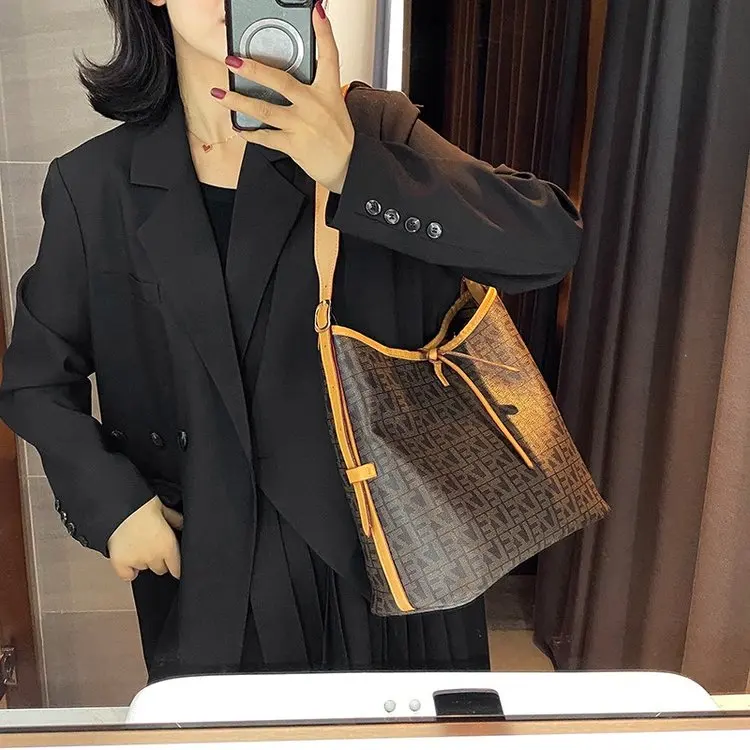 

Элегантная оригинальная сумка для подгузников для женщин, роскошная сумка через плечо, дизайнерская кожаная сумка, минималистичная винтажная сумка-тоут большой вместимости.