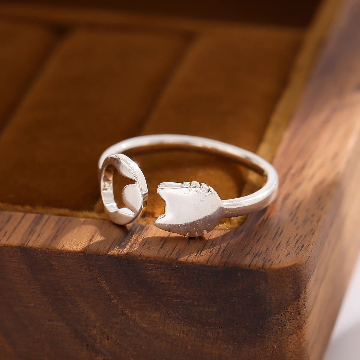 

New Fashion Beautiful 925 Sterling Silver Jewelry Cute Creative Small Fresh Cat Hollow Asymmetric Opening Rings R298