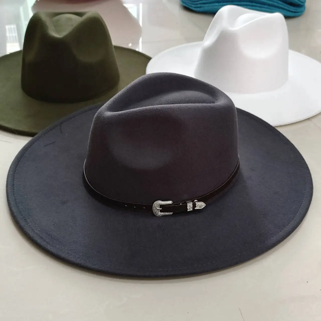 Classic Felt Fedora Hat For Men Women British Vintage Style Hat Gold Belt Accessory Panama Jazz Big Brimmed Hat Autumn Winter