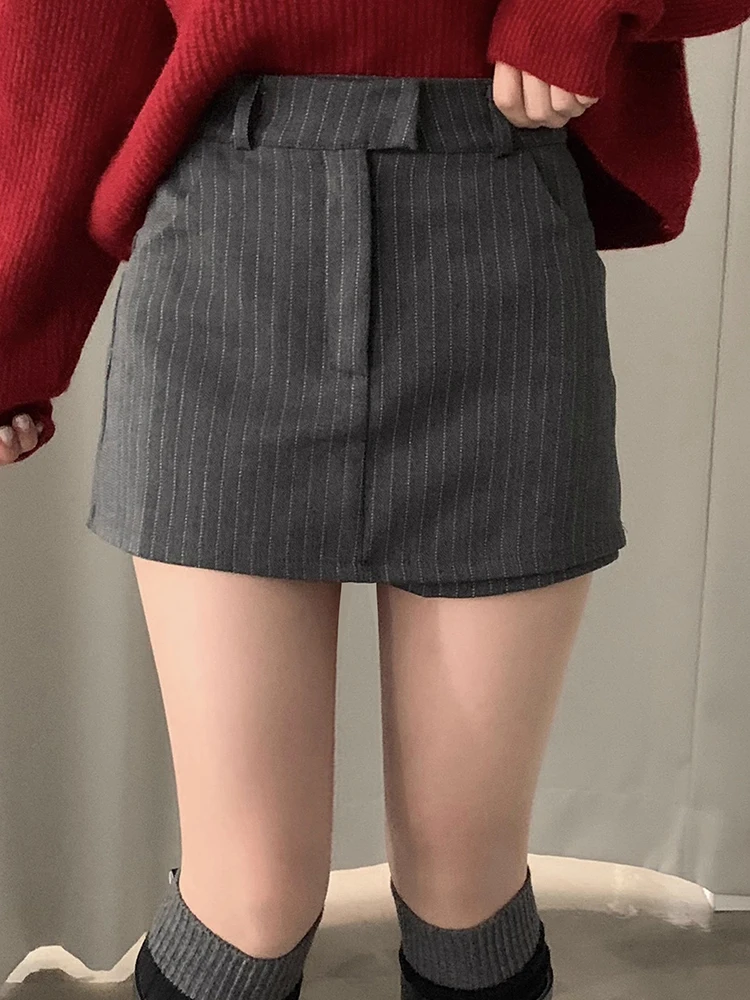 Elegancki damski garnitur: spodnie i spódnica w pionowe paski z wysokim stanem, fason A-line, casual, moda jesień-zima, plus size, szerokie nogawki, prosty krój.