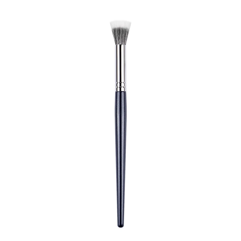 Pennello professionale di piccole dimensioni per un'applicazione impeccabile del fondotinta, ideale per sfumare prodotti liquidi o in crema per aerografo._voghion.com