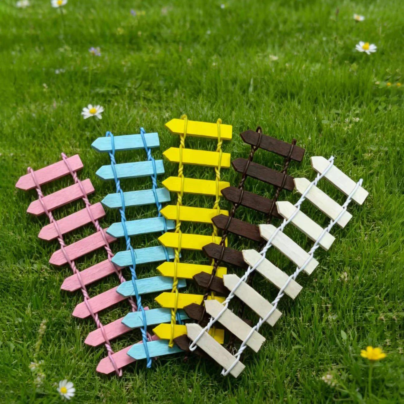7pcs Randomly designed multi-color wooden small fence for mi