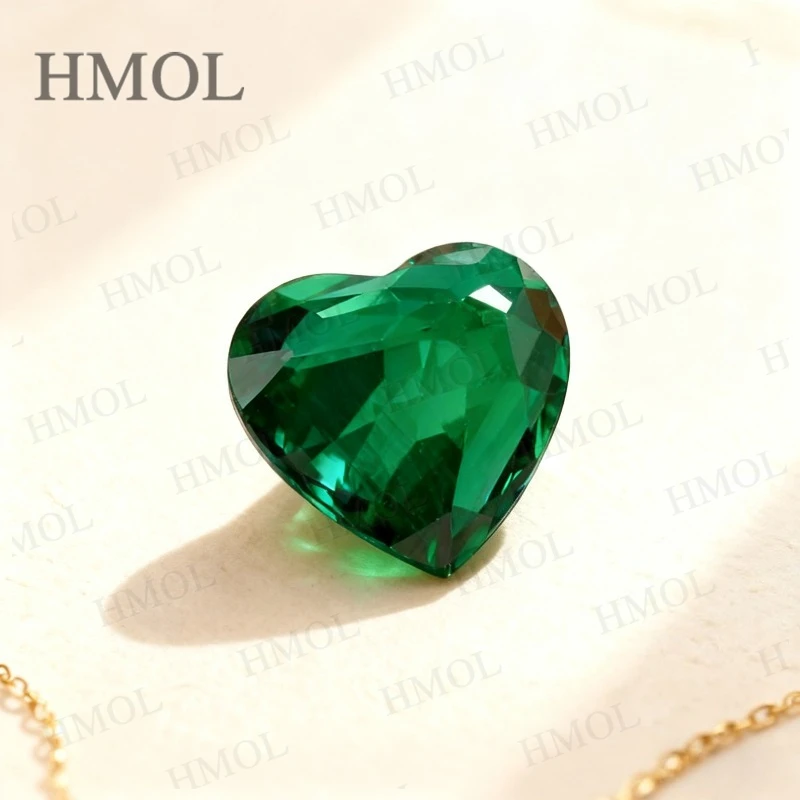 أحجار كريمة مفكوكة على شكل قلب مختبر نمت زمرد زامبي مع شقوق مدخلات داخل الحرارية المائية لمجوهرات عيد الميلاد وعيد الشكر