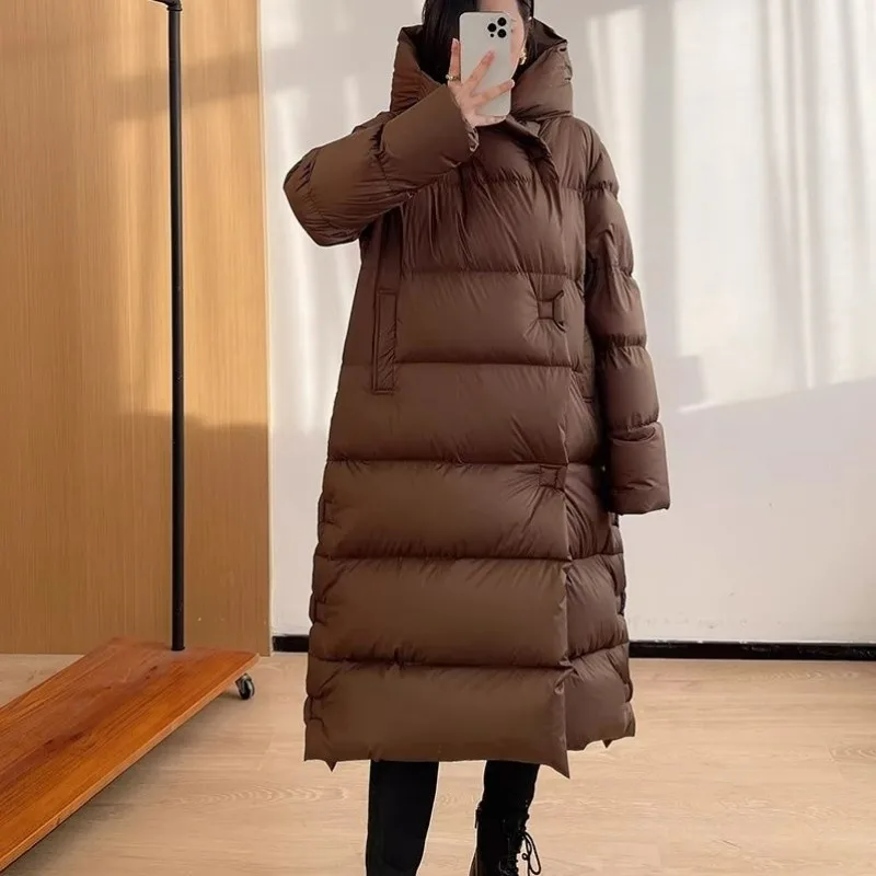 2025 Nowy styl długa, do kolan, pogrubiona kurtka z kapturem z białego kaczego puchu, luźna, wysokiej klasy kurtka na zimę, ciepła, prosta kurtka puchowa