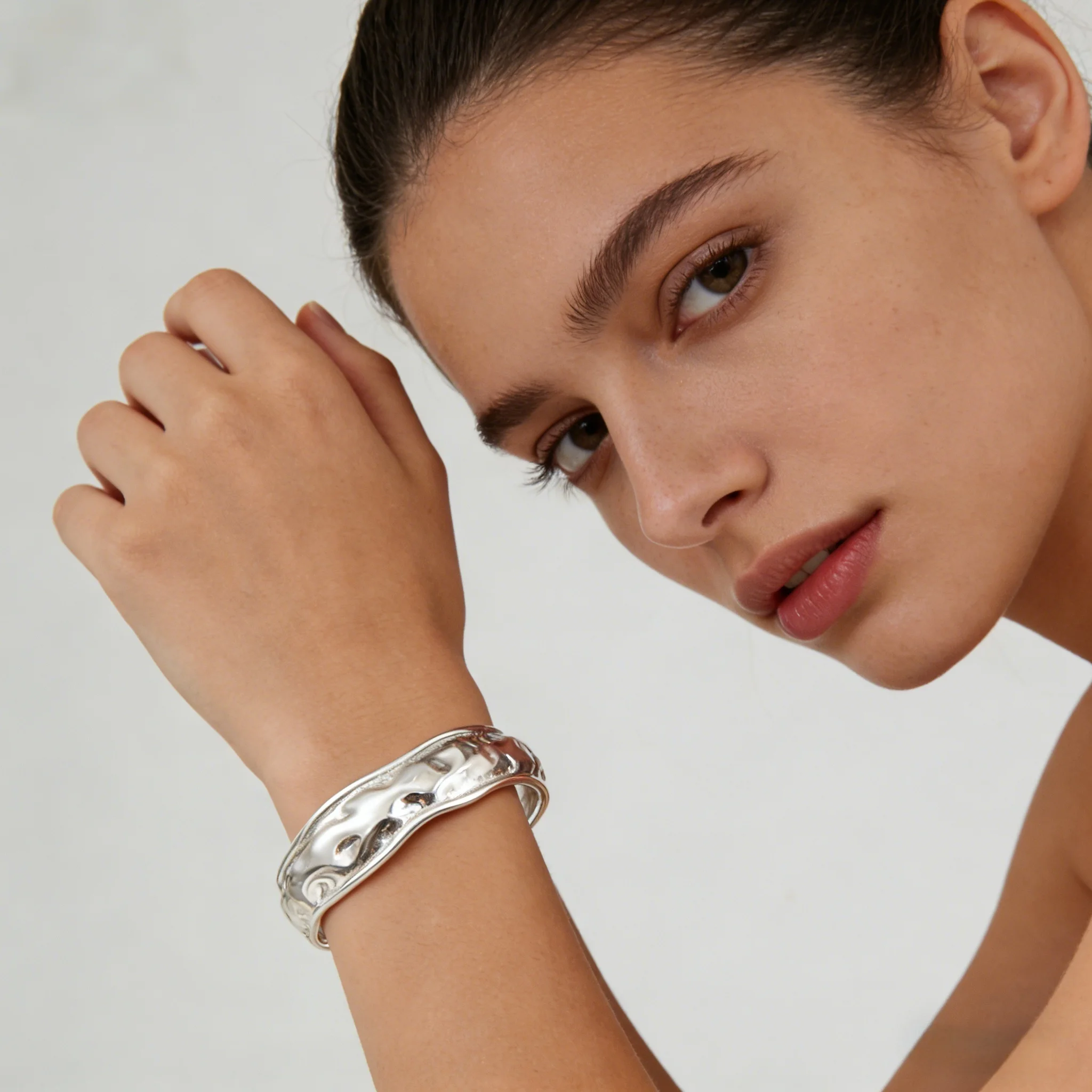 

Glossisland 925 silver plated stainless steel ladies Wide opening large punch wave bracelet Silver white trendy jewelry