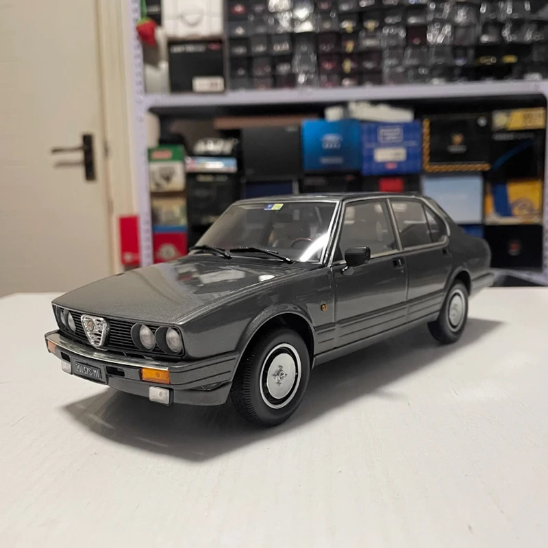 

Масштаб 1:18 Alfa Alfetta 1983, модель автомобиля из смолы, классическая коллекция, сувенир, статический дисплей, украшения, подарок
