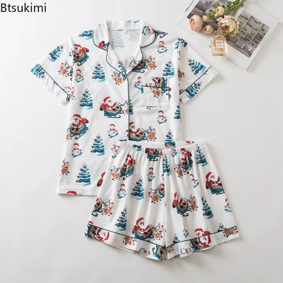 2026 أطقم بيجامات نسائية صيفية لعيد الميلاد منقوشة وياقة مقلوبة وأكمام قصيرة قميص شورت مكون من قطعتين ملابس نوم فضفاضة غير رسمية