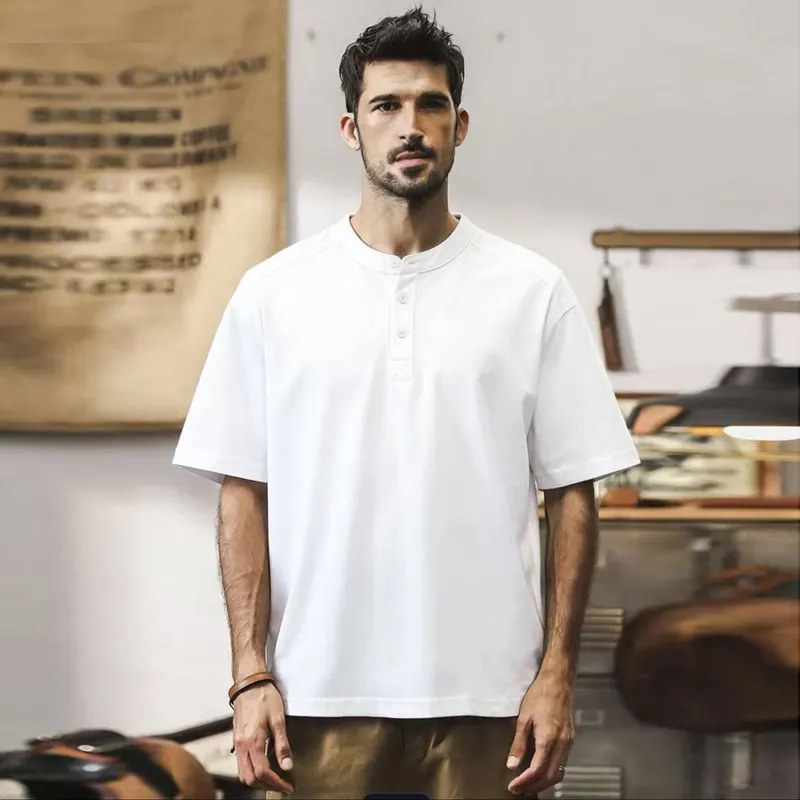 

Новая летняя мужская футболка 2026 года в американском ретро-стиле с воротником хенли, однотонная, с коротким рукавом, комфортная, модная, повседневная, спортивная, с эффектом потертости