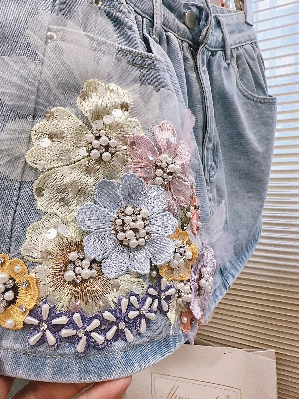 2025 Female Summer New Handmade Beaded Three-dimensional Flower High-waist Denim Short Pants Women's Pocket Decorative Shorts