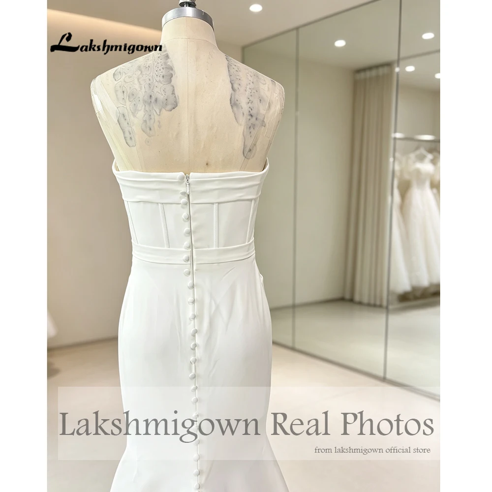Lakshmigown Trägerloses Satin-Meerjungfrauen-Hochzeitskleid mit Plissiertem Korsett-Mieder, Knöpfen am Rücken, Spitzenrand und Kathedralenschleppe – Detail 9