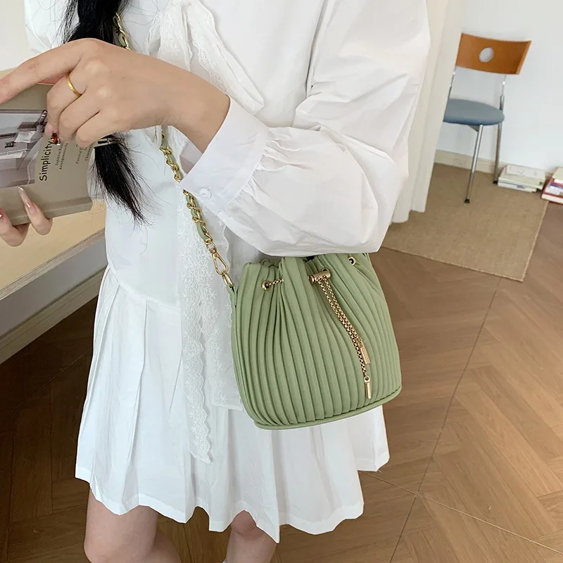 Simple Handheld Bucket Bag 2026 New Fashion Drawstring Chain Crossbody Shoulder Bag Versatile Daily Purse