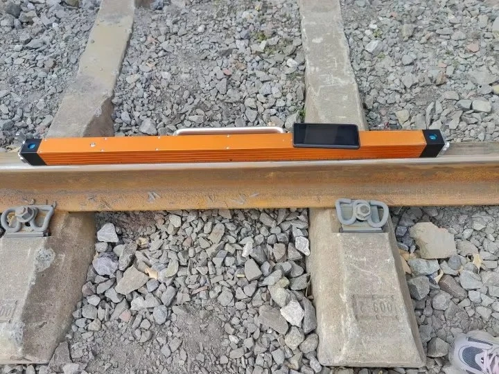 Portable Rail Straightness Measuring Device with Cell Phone Compatibility for Accurate Measurement On-the-go