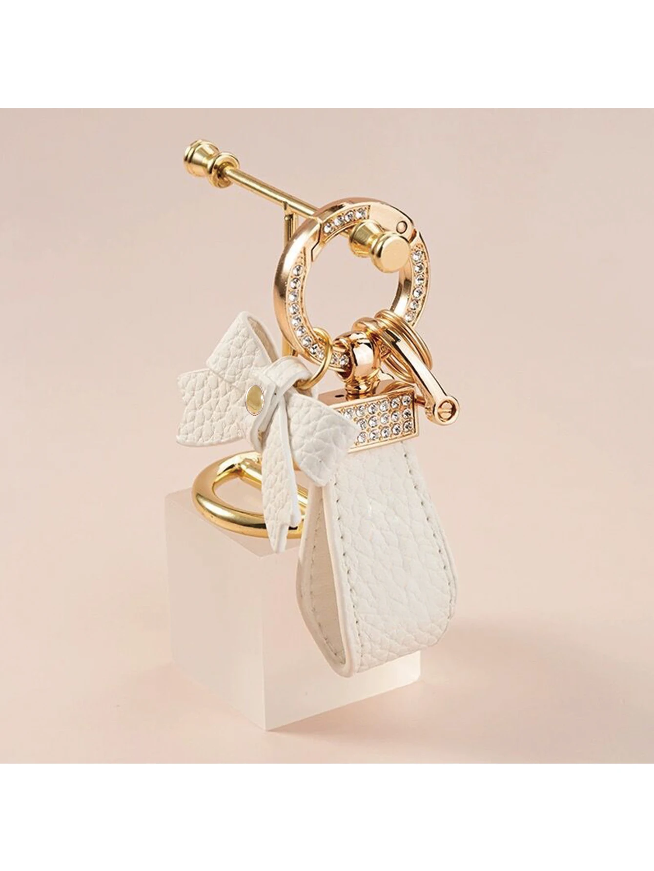 High end artificial diamond car keychain pendant, exquisite pink bow, lychee pattern hand rope keychain, exquisite ins car chain