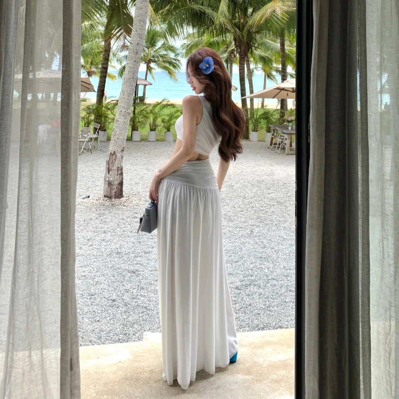 Vestido maxi feminino vermelho com ombro inclinado, sem mangas, linha A, com design sentido vazado e detalhes de fenda, ideal para o verão à beira-mar