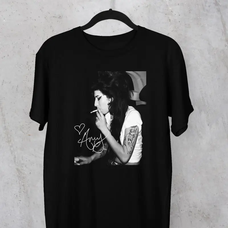 

Черная футболка Amy Winehouse с подписью SMOKING унисекс от S до 45XL XZ461