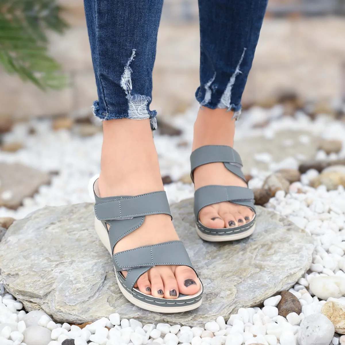 

The 2025 summer new fashion trend, versatile, height-increasing, wear-resistant, thick-soled casual slippers, large size