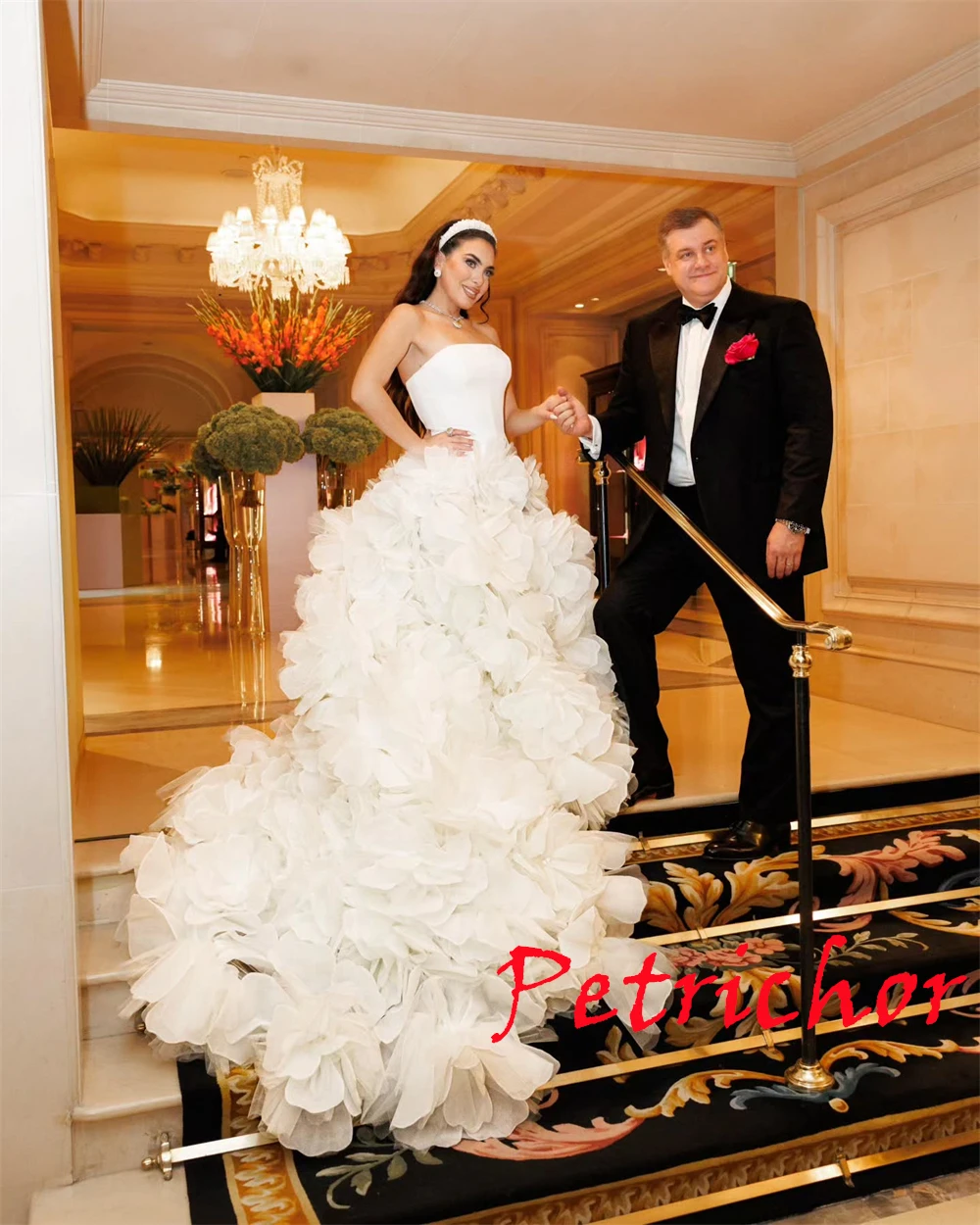 تخصيص جودة عالية الأبيض تول فستان الزفاف مزاجه حمالة الزهور أثواب الزفاف قطار مصلى فستان مفتوح الظهر