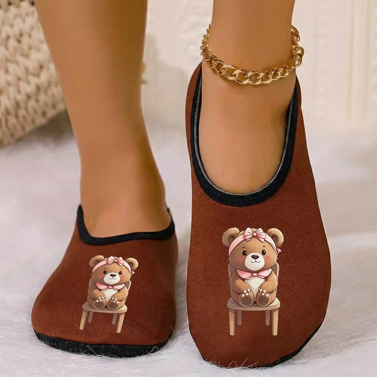 شبشب أرضي لطيف للزوجين يمكن ارتداؤه في الفصول الأربعة مطبوع عليه دمية دب من جلد الغزال عالي المرونة ومضاد للانزلاق #1