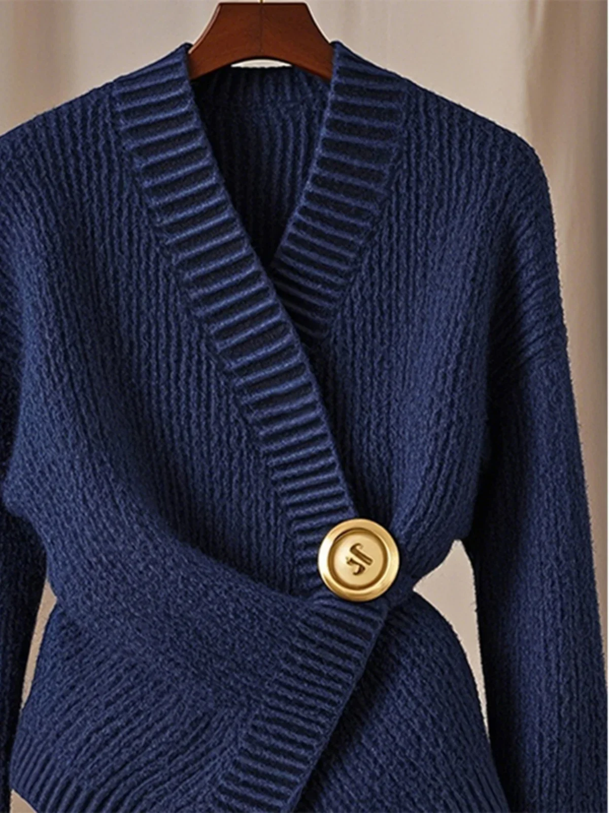 Early Autumn Soft Glutinous V-neck Slim Sweater Women Tops High end Knitwear Temperament High end Blue Knitted Sweater for Women