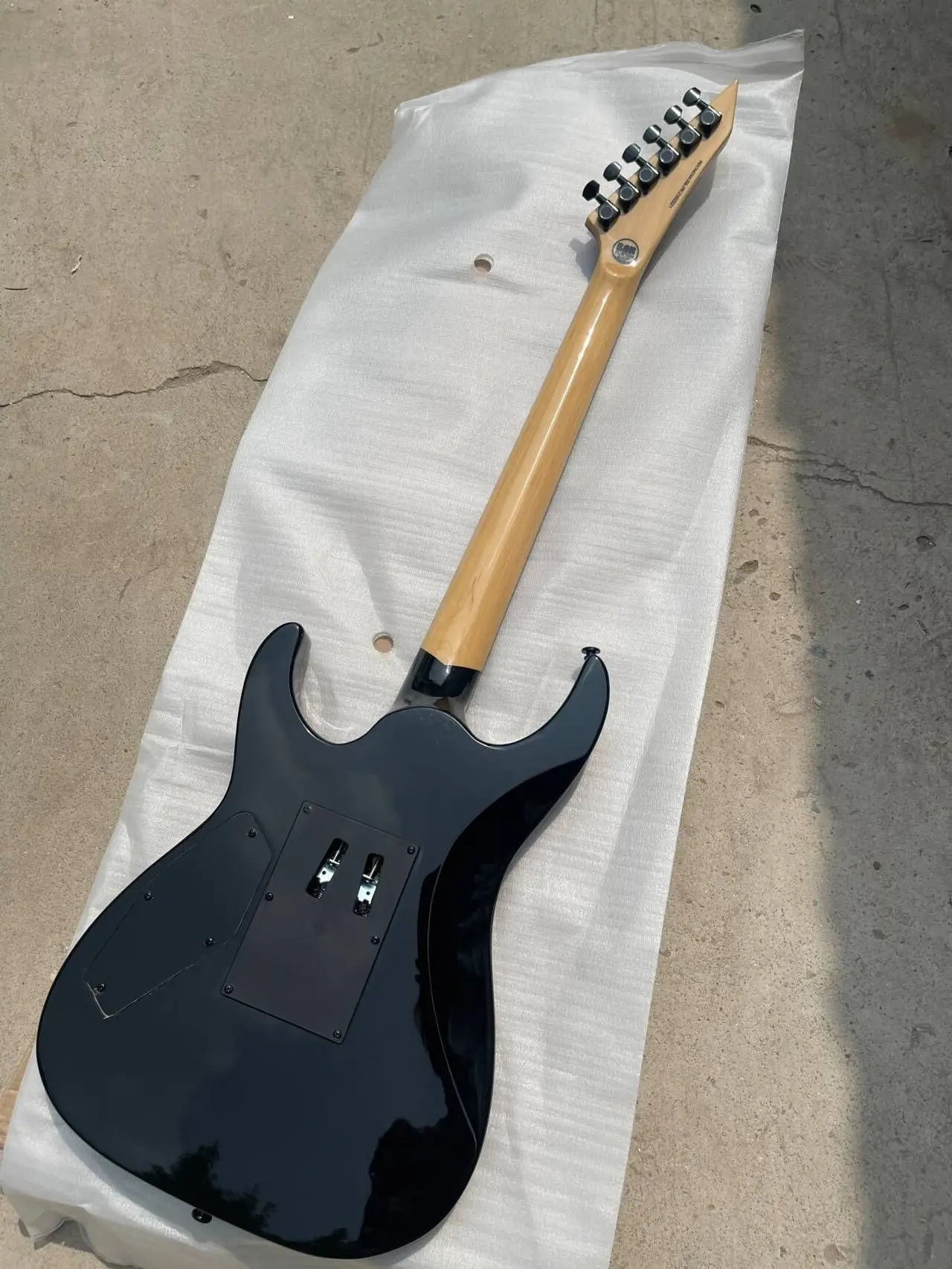 Natural wood 6 Strings Electric Guitar with Black Hardware,Rosewood Fretboard,Provide customized service view 3