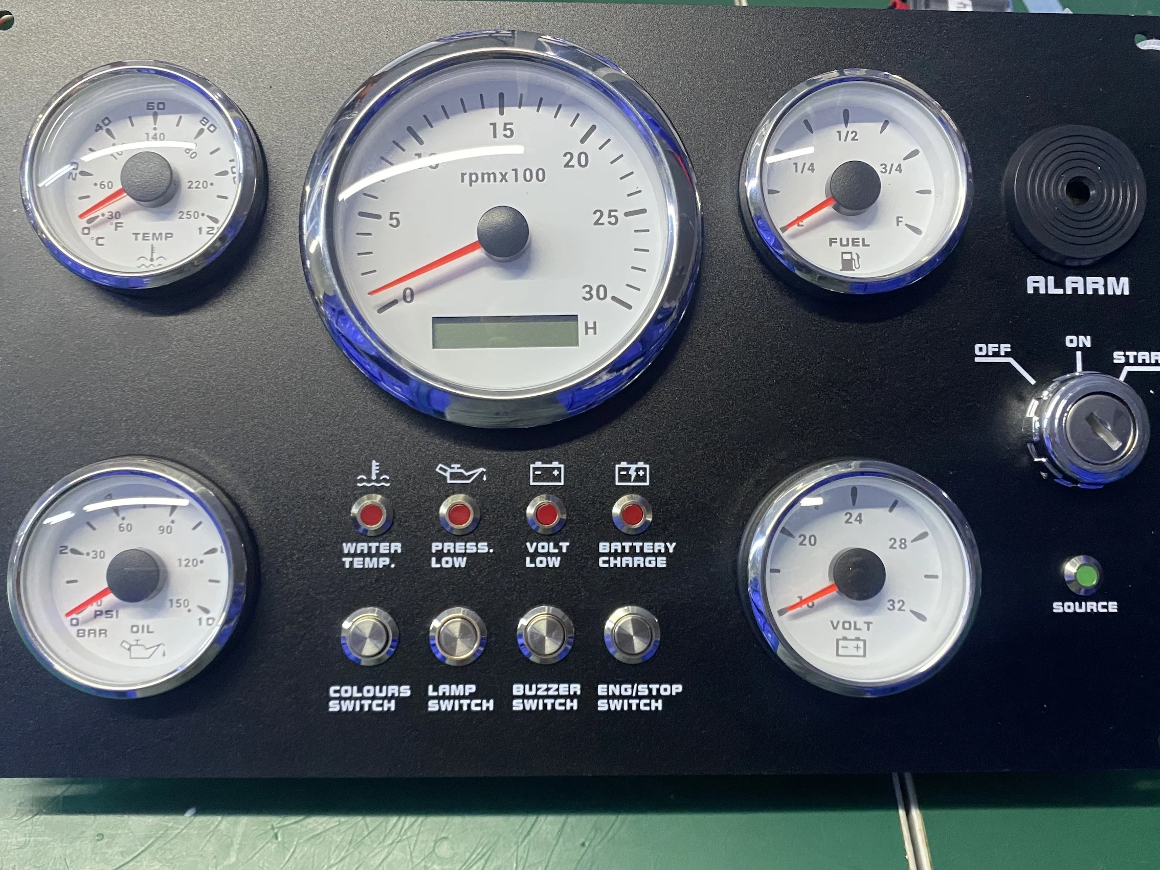 เครื่องยนต์รถเรือรถบรรทุกGauge Dashแผงคลัสเตอร์โปรแกรมเครื่องวัดแผง 335*200 มม