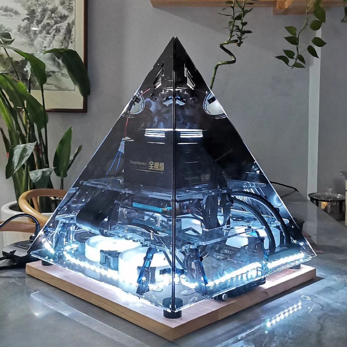 Black Crystal Pyramid Chassis DIY Acrylic Chassis Panoramic Side View E-sports Cool Table Top Chassis