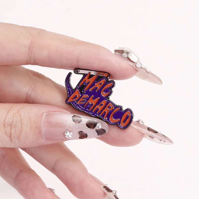 MAC-DEMARCO الأحمر إلكتروني بروش مضحك السجائر شارة معدنية دبابيس ظهره الملابس والمجوهرات والاكسسوارات الديكور هدية