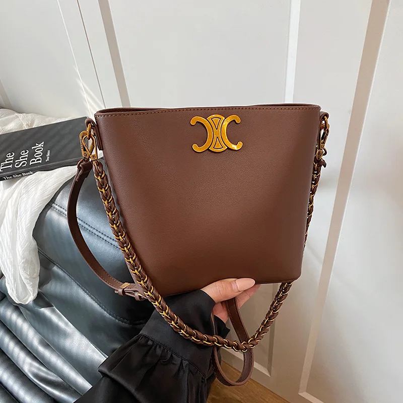 2025 جديد! حقيبة دلو فاخرة من جلد البقر - حقيبة كتف مائلة محمولة بتصميم إبزيم أنيق