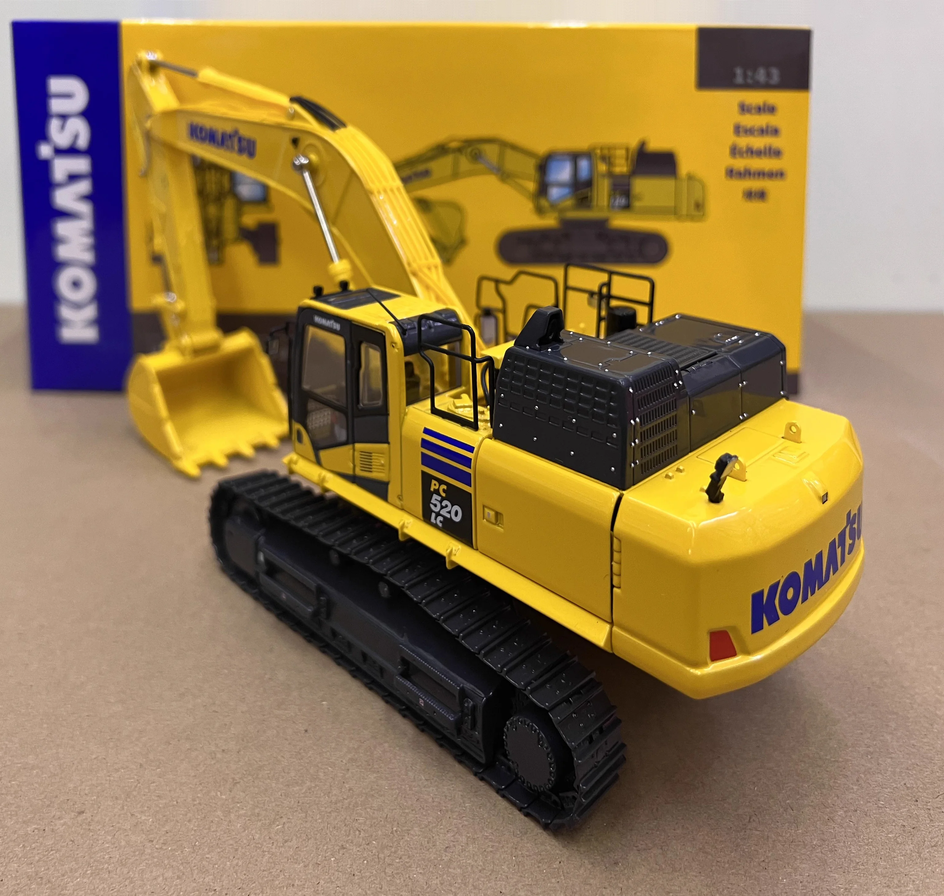 New Arrival Alloy Model Gift 1:43 Komatsu PC520LC-11M0 Hydraulic Excavator with Metal Track Engineer Machine Diecast Model Toy