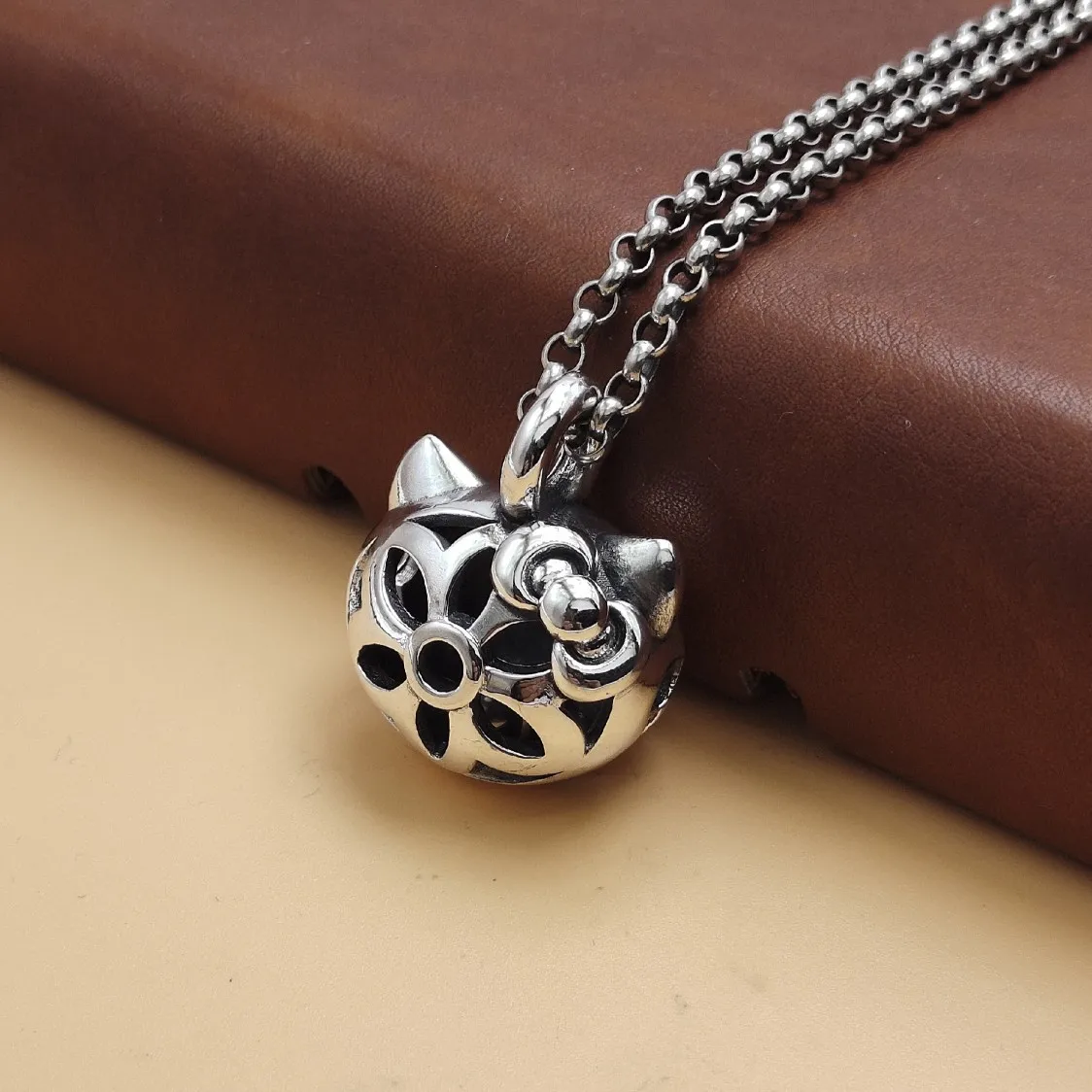 

sterling silver pendant personality vintage Thai silver cute cat hollow ball cherry blossom pendant men and women fashion Bell