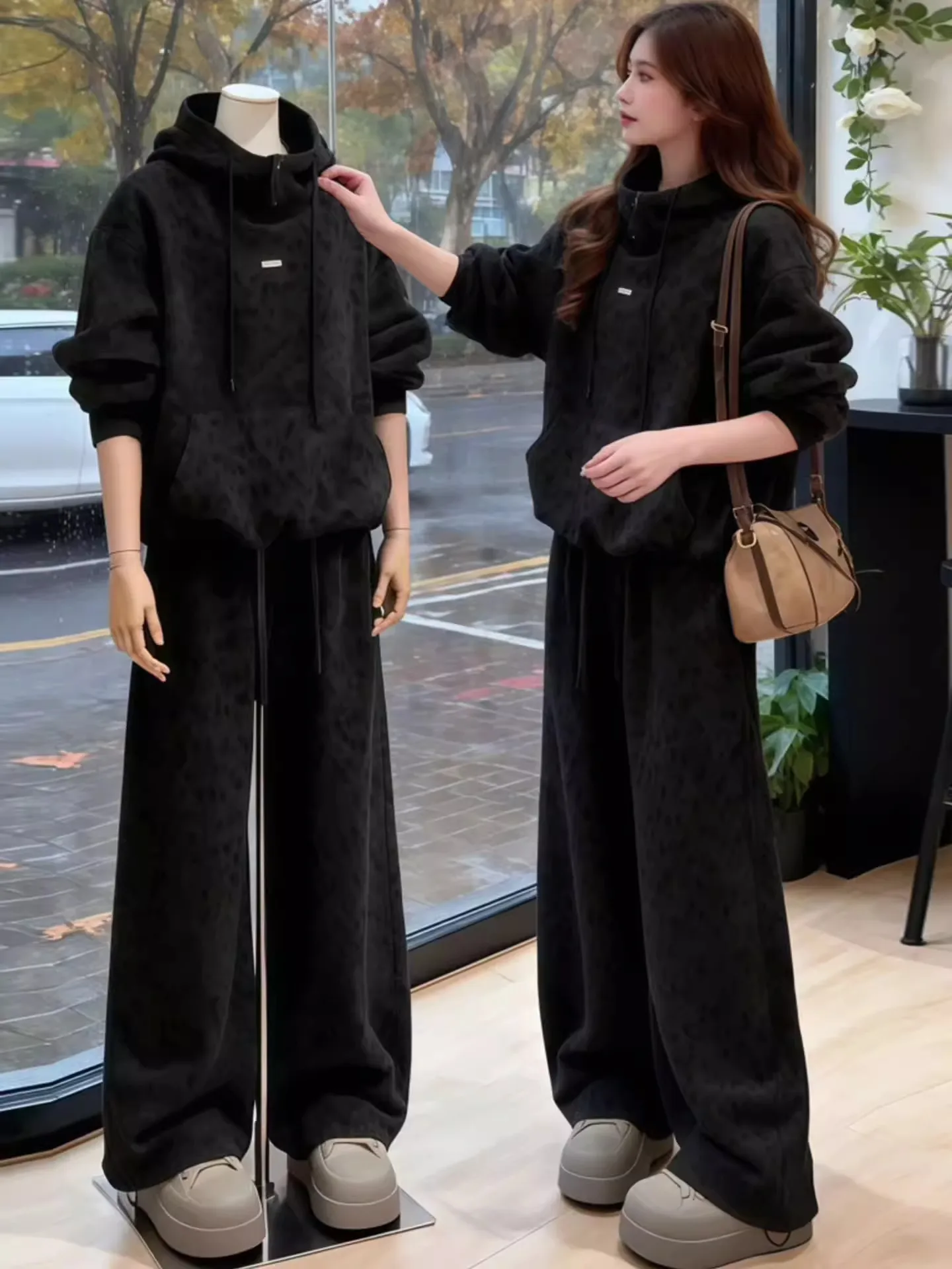 

Утепленный флисовый повседневный спортивный костюм для женщин: осенне-зимний новый модный европейский комплект из двух предметов с худи и брюками с высокой талией