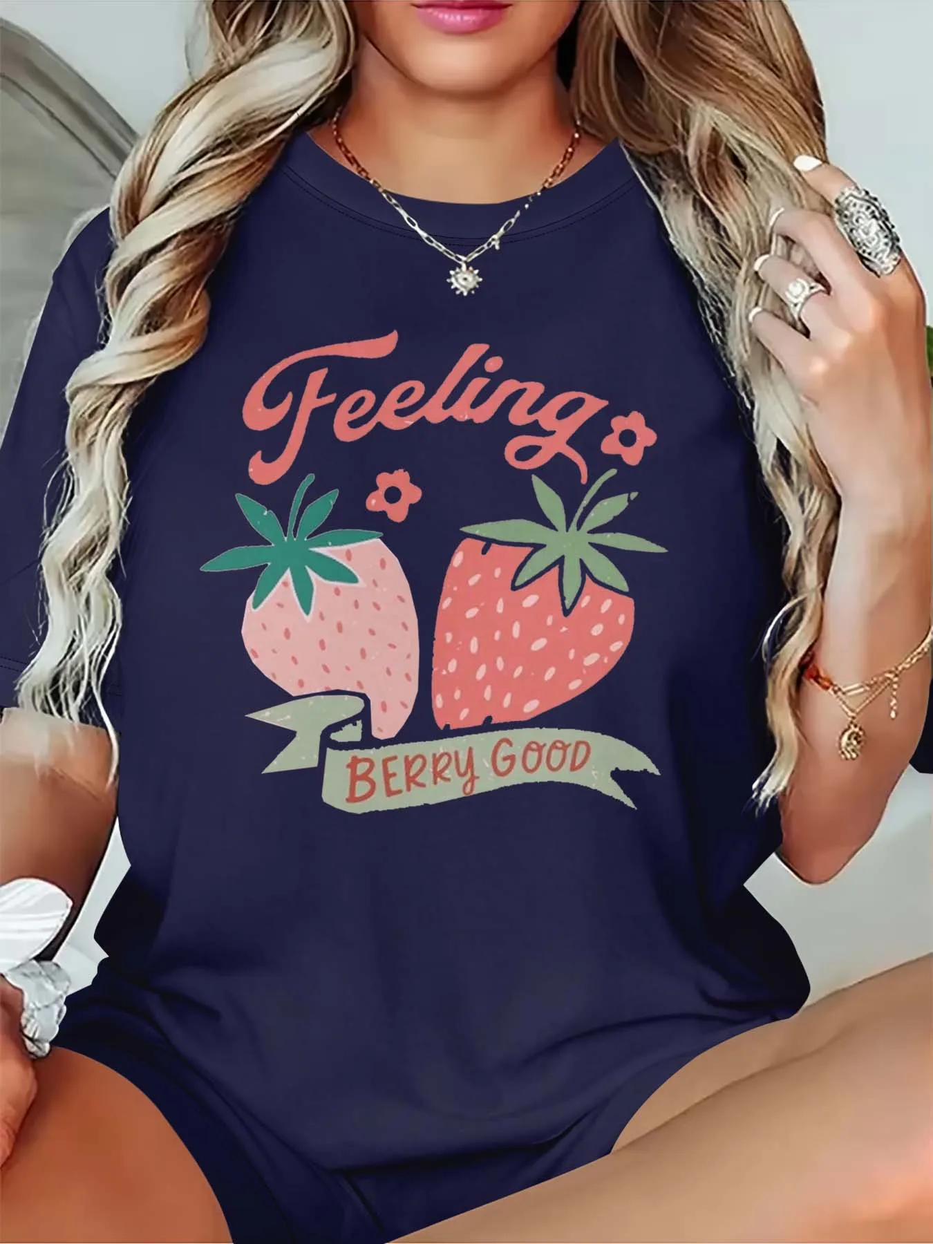 Plus Size Feeling Berry Good Strawberry Themed T-shirt voor vrouwen die zoete en stijlvolle vibes omarmen