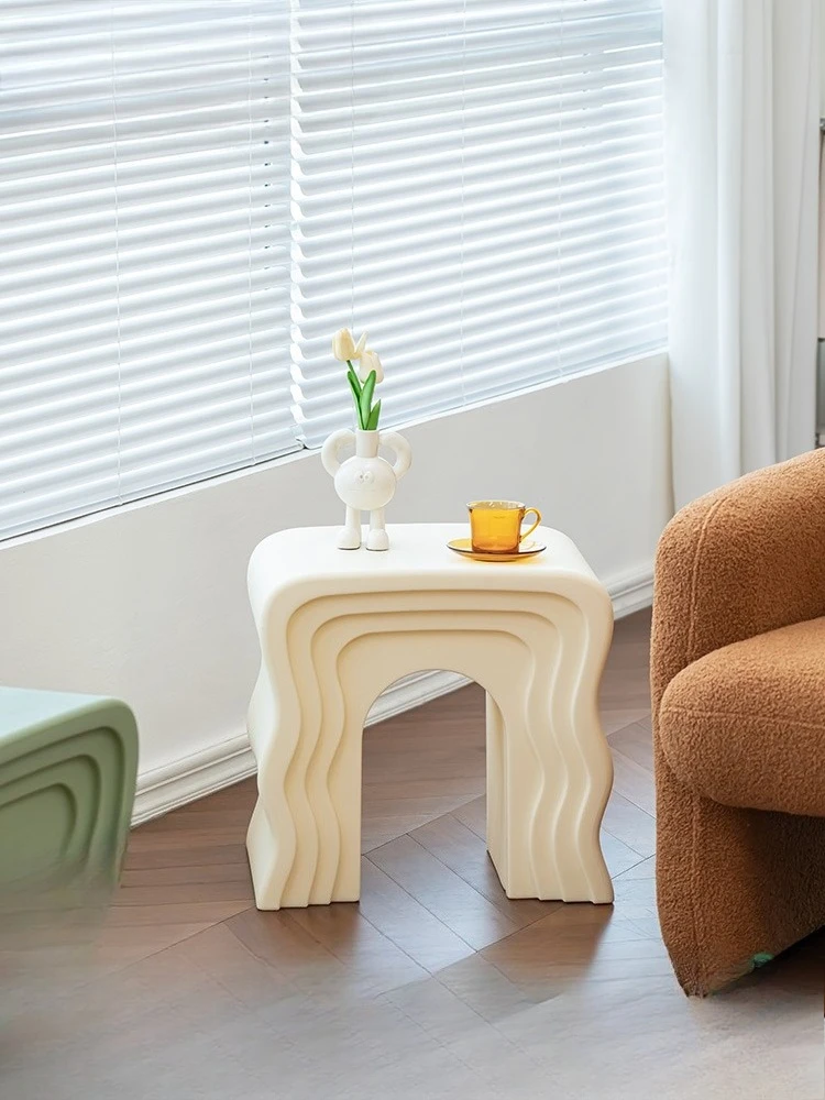طاولة قهوة صغيرة ذات لون كريمي بسيطة مع حواف متموجة مناسبة لمدخل المنزل وتغيير الأحذية ومقاعد تزيين البراز