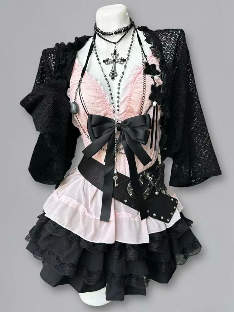 Conjunto de 3 piezas de verano estilo vintage: Top rosa con lazo Hepburn y cárdigan negro con falda corta, diseño subcultural para chicas atrevidas.