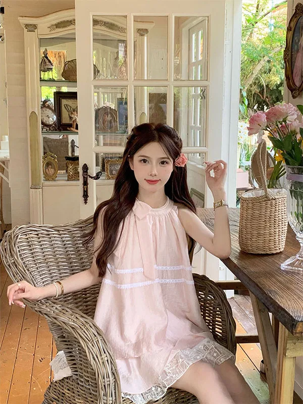 

Элегантный летний комплект из двух предметов: свободная блузка и юбка с кружевными вставками, маленький размер