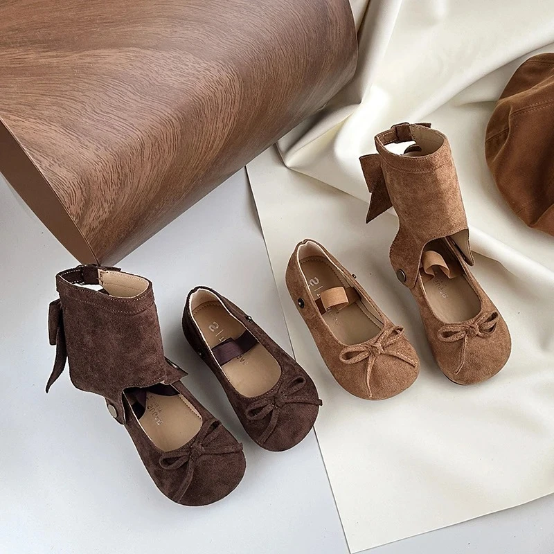 

Модные ботинки для девочек с простыми бантами. Милые детские туфли на плоской подошве. Модные осенние новые детские короткие сапоги без шнуровки с мягкой подошвой.