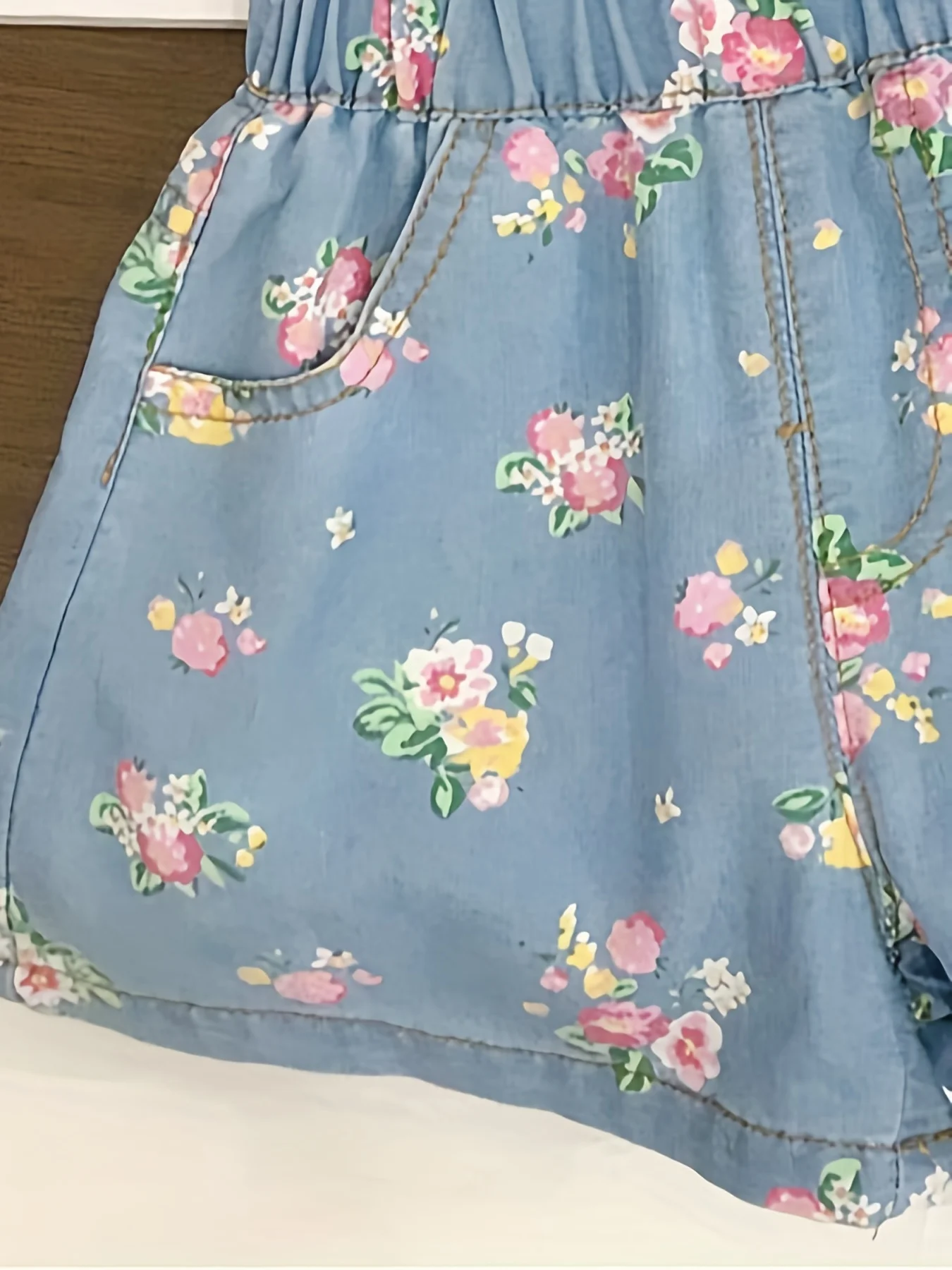 2025 صيف جديد النمط الأجنبي قسم رقيقة يطير كم الأزهار طباعة قصيرة الأكمام مجموعة تي شيرتات قصيرة للأطفال ، طفلة الصيف قطعتين دعوى