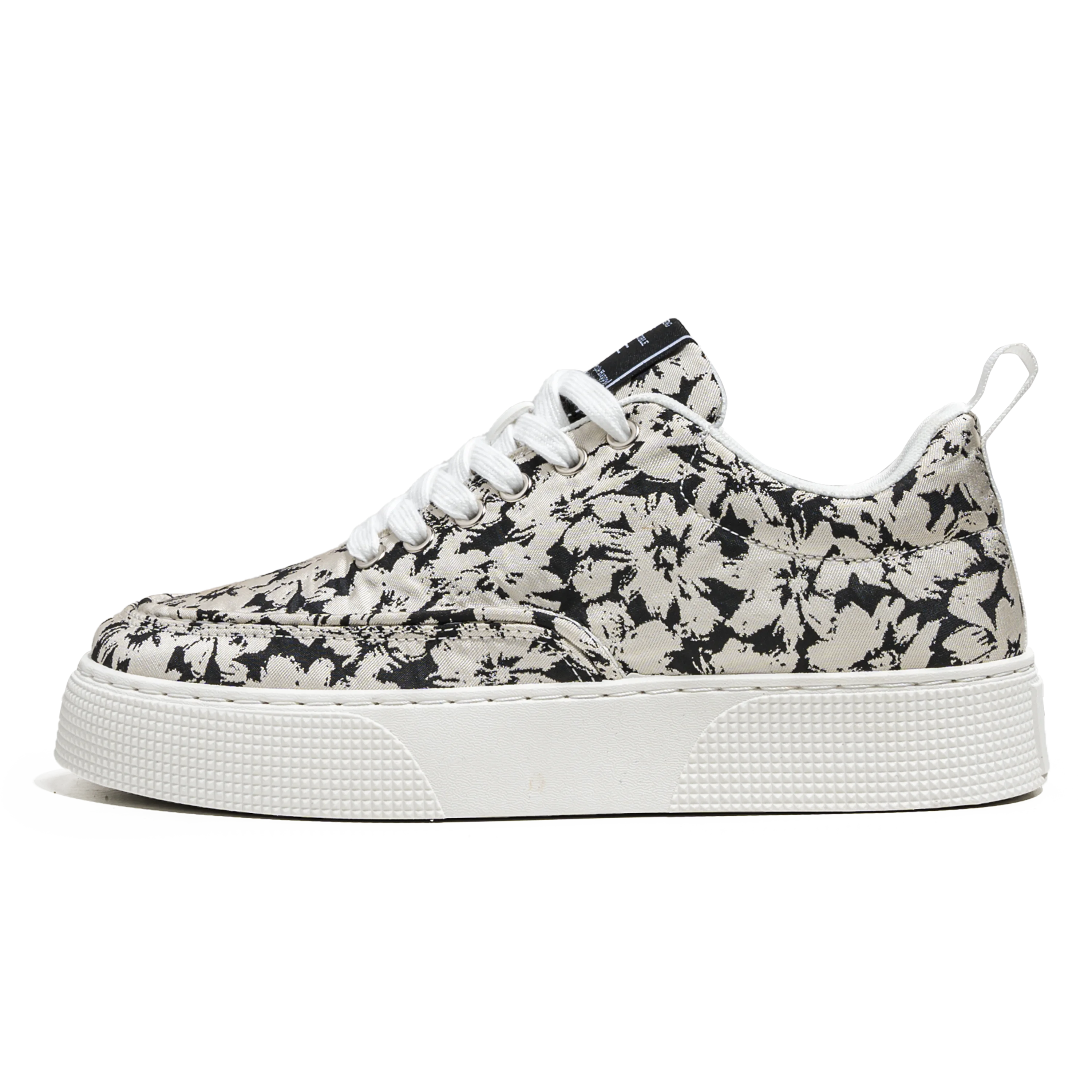 Quatre saisons grandes chaussures décontractées en toile pour hommes semelles épaisses hauteur augmentant chaussures de sport pour hommes chaussures de marche en plein air Style pour hommes