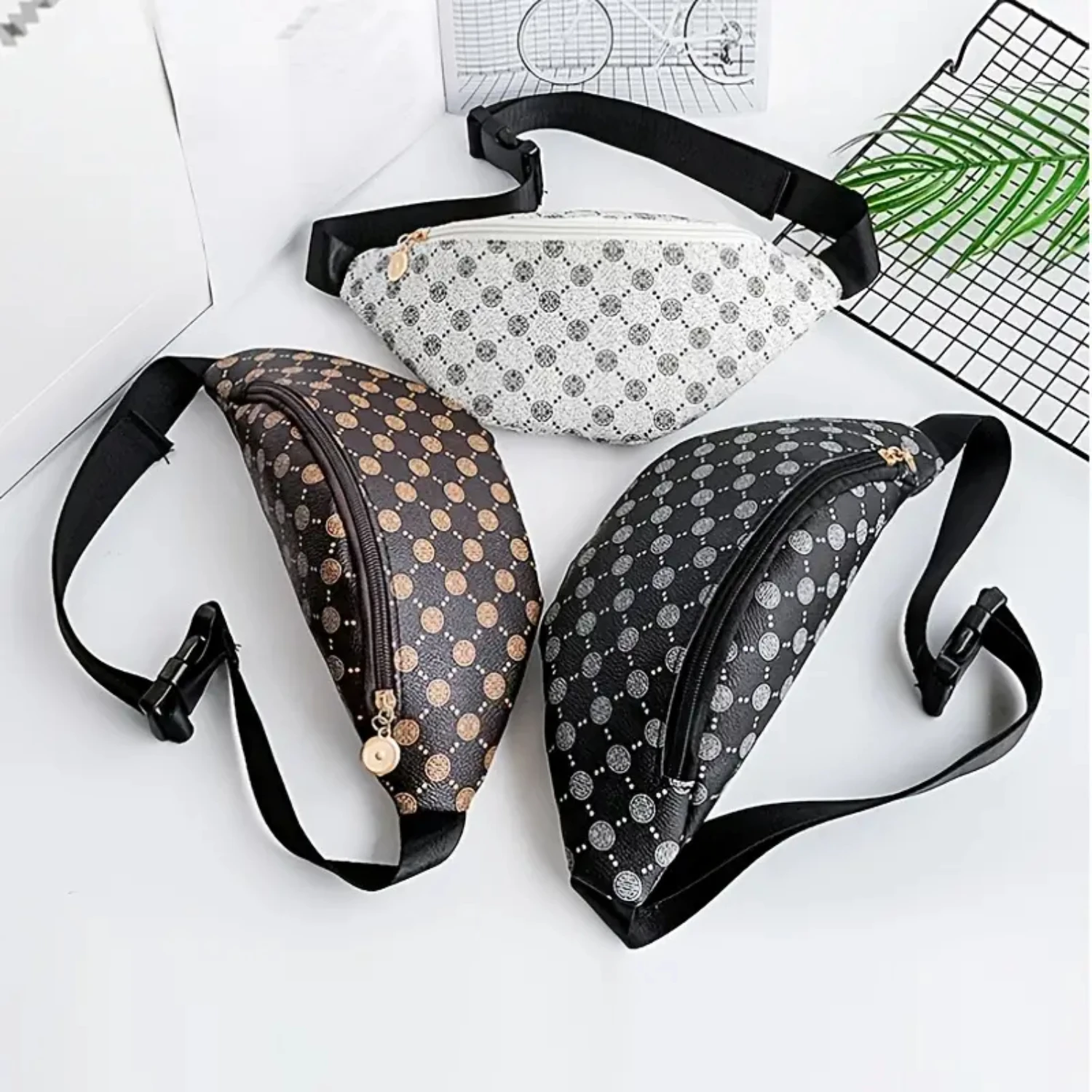 

Stylish and Functional Women's Waist Bag with Outdoors Print, Travel Mobile Phone Pouch Purse - Perfect for On-The-Go Fashionist