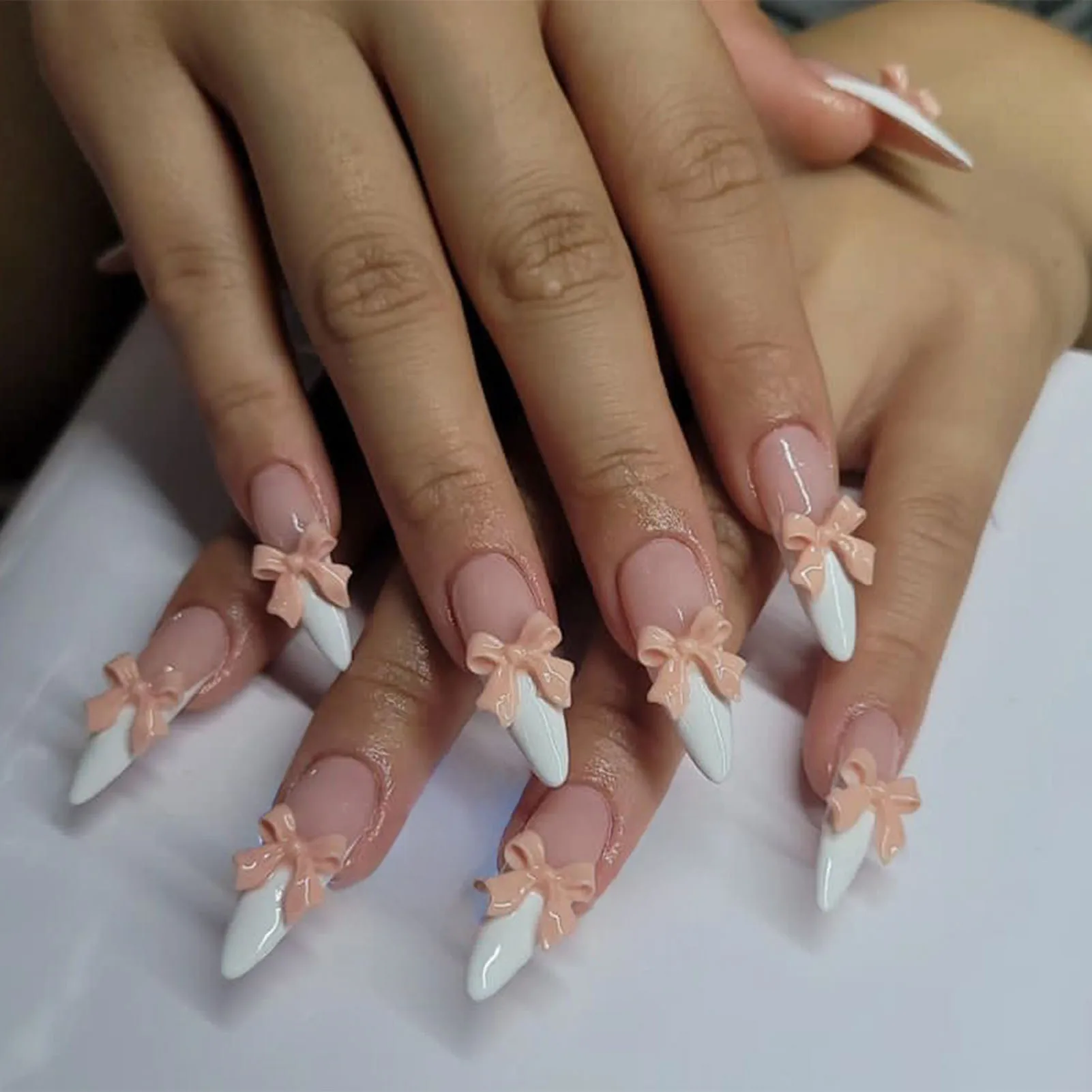 Uñas postizas con adornos de perlas para niña y mujer, Uñas postizas rosas, lazo usable, manicura coreana dulce, suministros de manicura, 24 piezas